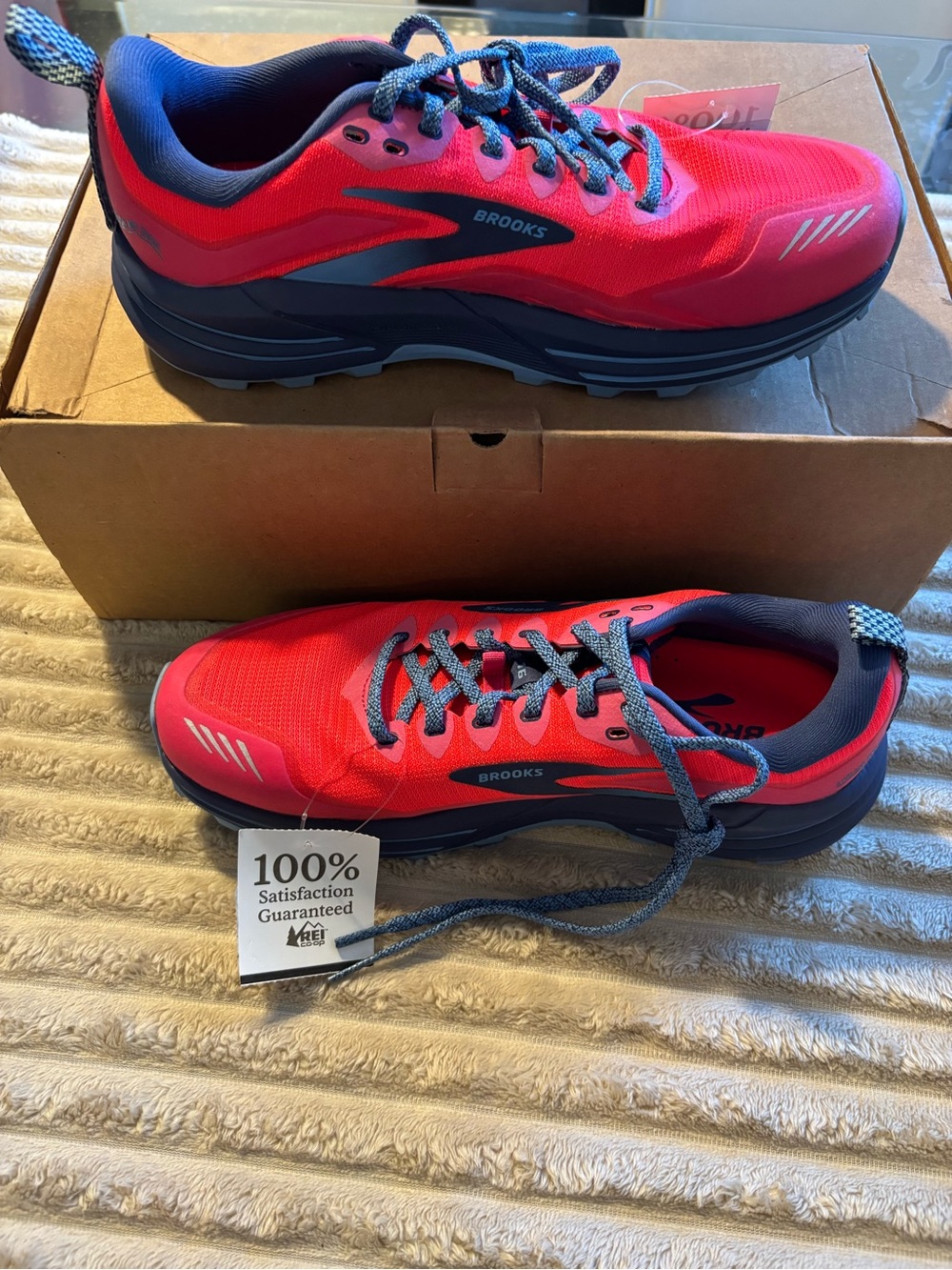 Brooks Sneakers in Bright Pink with Navy Details - Picture 2 of 3